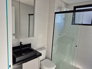 Deluxe Apartment, Pool Access, Beach View | Bathroom | Shower, toilet paper - Skyline Comfort Club - Azul Celeste (Penha)