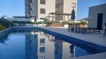 Deluxe Apartment, Pool Access, Beach View | Kolam renang | Kolam renang terbuka, kerusi lepak pantai