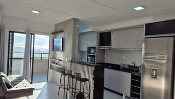 Deluxe Apartment, Pool Access, Beach View | Dapur peribadi | Meja makan