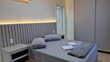 Deluxe Apartment, Pool Access, Beach View | Peralatan tempat tidur premium, dihias secara berasingan