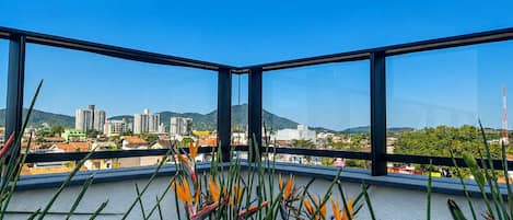 Deluxe Apartment, Pool Access, Beach View | Property grounds