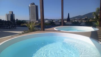 Apartamento luxo, acesso à piscina, vista para a praia | Hidromassagem externa