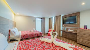 Habitación doble Deluxe | Espacio para trabajar con laptop, wifi gratis y ropa de cama