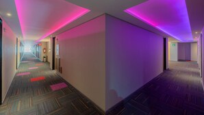 A hotel corridor with a patterned carpet, white walls, and ceiling lights. - Hotel Ecatepec (Ecatepec de Morelos)