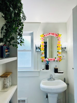Sèche-cheveux, serviettes fournies, savon, papier toilette