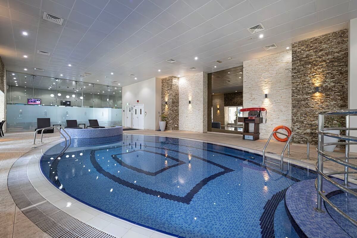 Innenpool, Außenpool, Sonnenschirme, Liegestühle