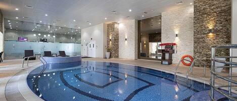 Innenpool, Außenpool, Sonnenschirme, Liegestühle