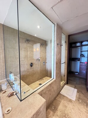 Shower, hair dryer, bidet, towels - Real Beachfront paradise apartment (Acapulco de Juárez)
