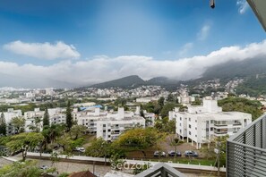Un quartier résidentiel avec des bâtiments modernes, un ciel dégagé et une montagne en arrière-plan.