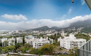 A residential area with modern buildings, a clear sky, and a mountain in the background. - Apartments Just a few Minutes From Ufsc, Condo With Laundry Facilities (Florianópolis)