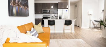 Luxe 2BR Retreat, Resort Style Pool, Near Mayo Clinic, Beaches & Town Center