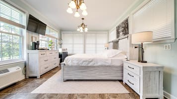 Tabla de planchar con plancha, wifi y ropa de cama