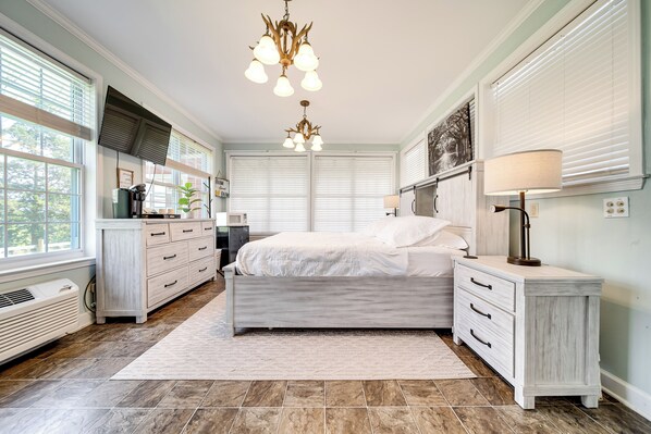 5 bedrooms, iron/ironing board, WiFi, bed sheets
