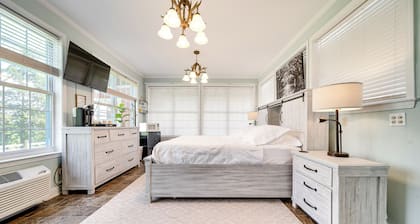 FARM Stay! - Private Heated Pool & Swim Spa - Pool Table - 2 King 7 Queen - 16+