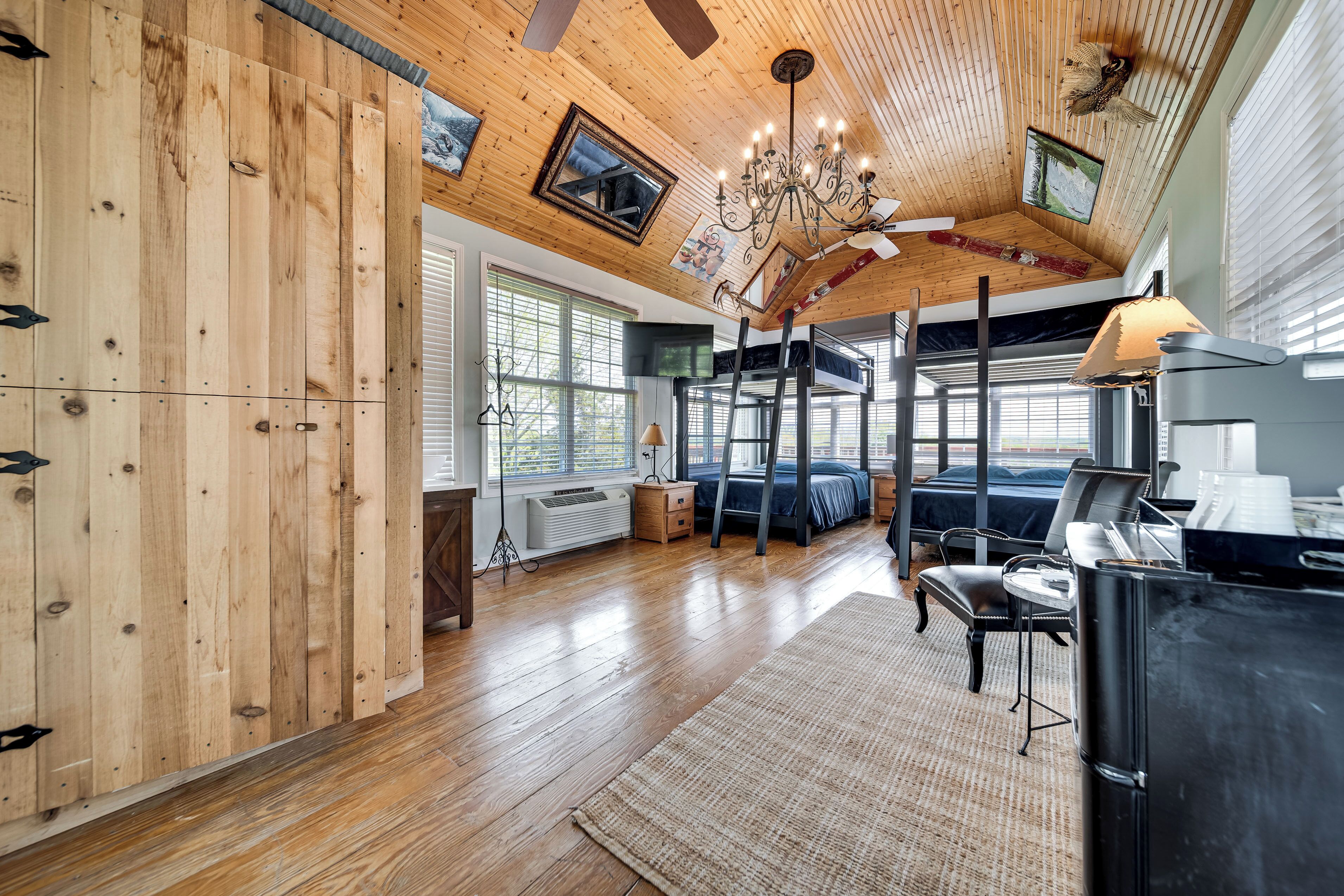 5 chambres, fer et planche à repasser, Wi-Fi, draps fournis