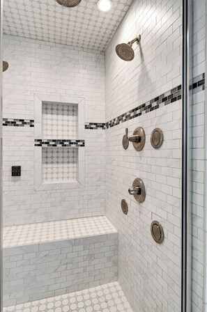 Dusche, Whirlpool, Haartrockner, Bidet