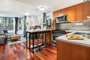 Réfrigérateur, four à micro-ondes, un four, surface de cuisson
