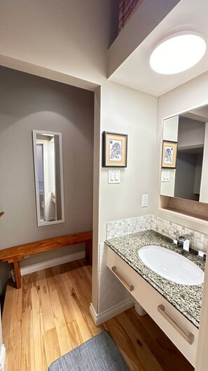 Hair dryer, towels, soap, shampoo - Townhome+parking walk 6 Minutes to Gondola & Shops (Whistler)