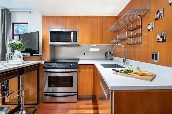 Refrigerador, microondas, horno, placa de cocina