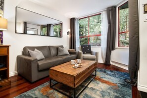 TV, fireplace - Townhome+parking walk 6 Minutes to Gondola & Shops (Whistler)