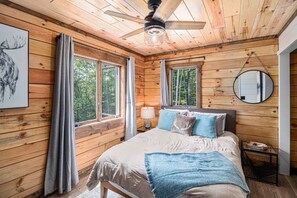 4 habitaciones, escritorio y tabla de planchar con plancha