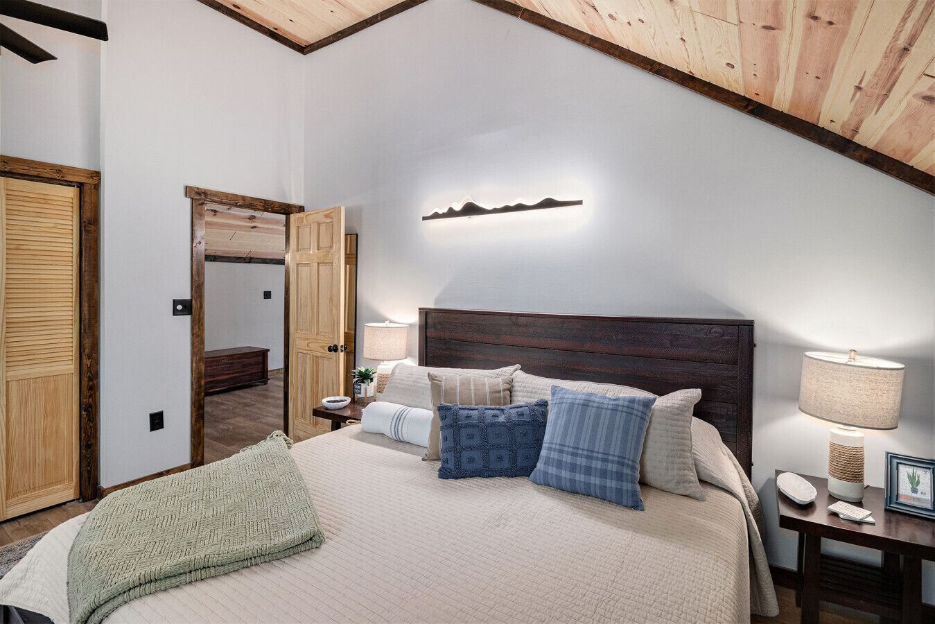 4 bedrooms, desk, iron/ironing board, travel crib