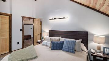 4 quartos, escrivaninha, ferros/tábuas de passar roupa, berço de viagem