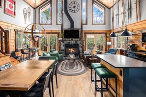 Smart TV, chimenea, videojuegos, libros