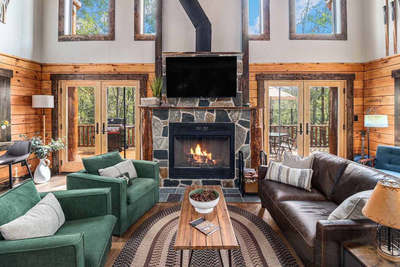 Una Smart TV, una chimenea, videojuegos, libros