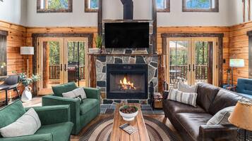 Una Smart TV, una chimenea, videojuegos, libros