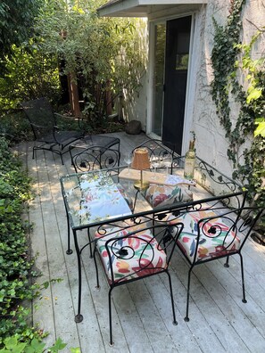 Outdoor dining - Morgan Creek Retreat (Ann Arbor)