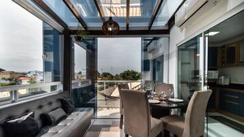 Basic Apartment | Outdoor dining