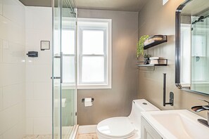 Shower, towels, toilet paper - Charming & Relaxing 3BR Family-Friendly Stay in MD (District Heights)