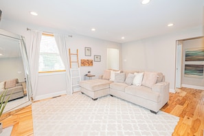 Smart TV, fireplace, books - Charming & Relaxing 3BR Family-Friendly Stay in MD (District Heights)