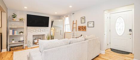 TV connectée, cheminée, livres