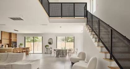 The Balcony Oak: Relax & Unwind