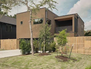 Exterior - The Balcony Oak: Relax & Unwind (Conroe)
