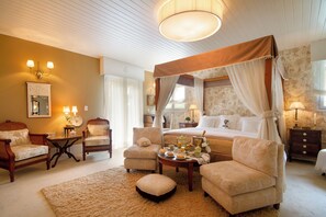 Deluxe suite | Een kluis op de kamer, geluiddichte muren, een strijkplank/strijkijzer