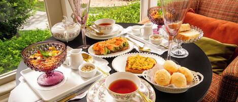 Free daily self-serve breakfast