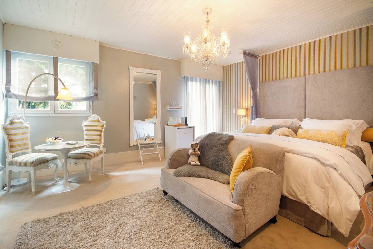 Premium Suite | In-room safe, soundproofing, iron/ironing board, free WiFi