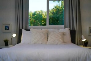 1 bedroom, iron/ironing board, WiFi, bed sheets - Pacific Beach Bayside Studio (San Diego)