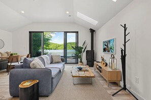 Luxury Cottage, Lake View | Living area