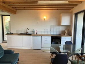Un four, surface de cuisson, lave-vaisselle