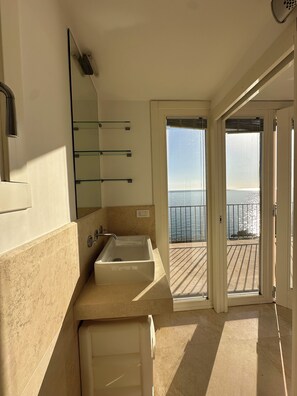 Een douche, een haardroger, een bidet, handdoeken