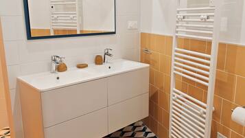 Douche, articles de toilette (gratuits), séchoir à cheveux