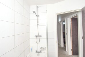 Dusche, umweltfreundliche Kosmetikartikel, Haartrockner, Handtücher