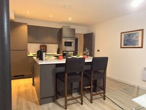 Fridge, microwave, oven, stovetop - Contractors and Family-Friendly Apartment| Fast Wi-Fi and Free Parking (Bradford)