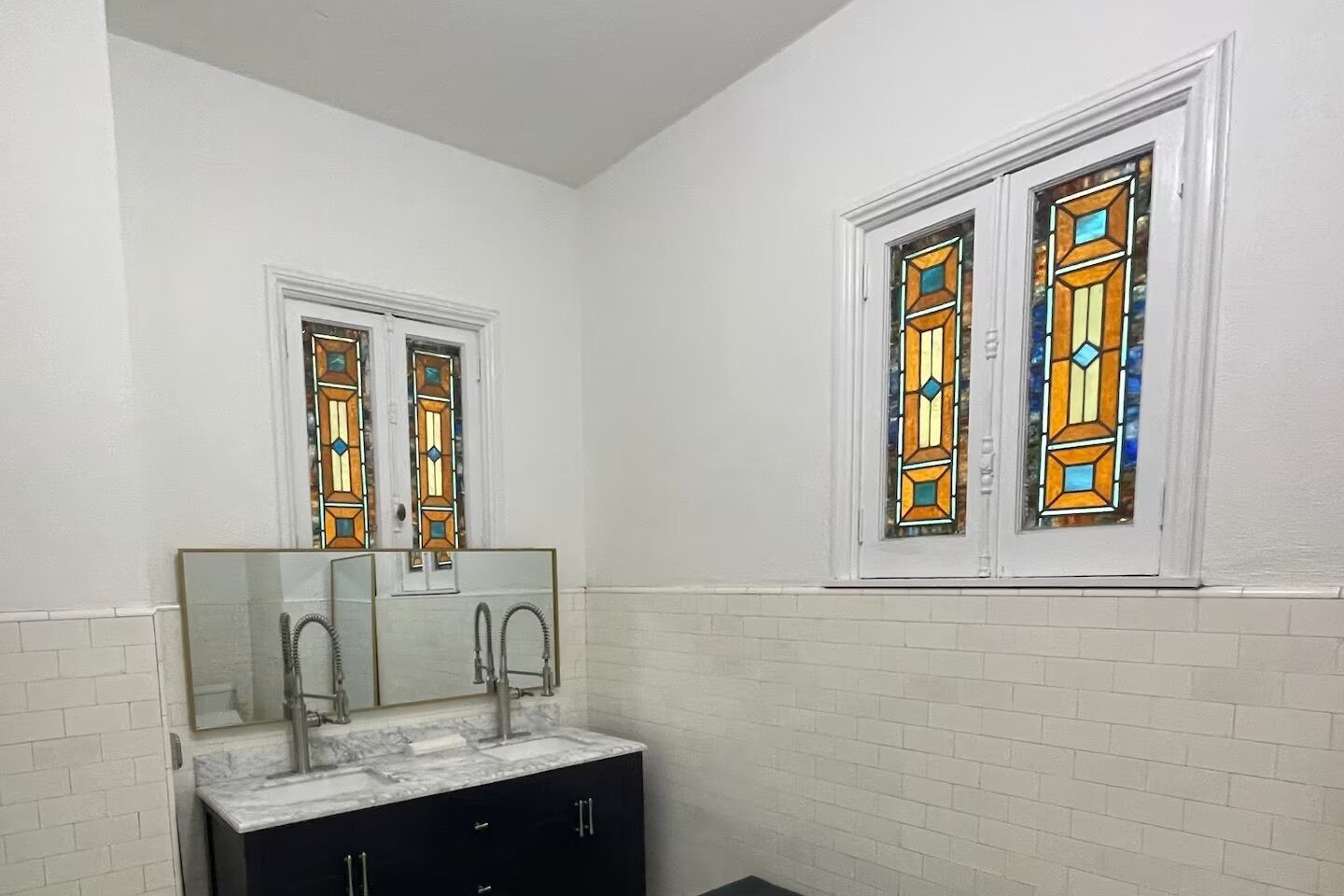 Dusj, hårføner, håndklær og såpe