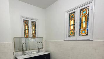 Dusj, hårføner, håndklær og såpe