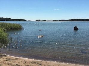 Rannalla, aurinkotuoleja